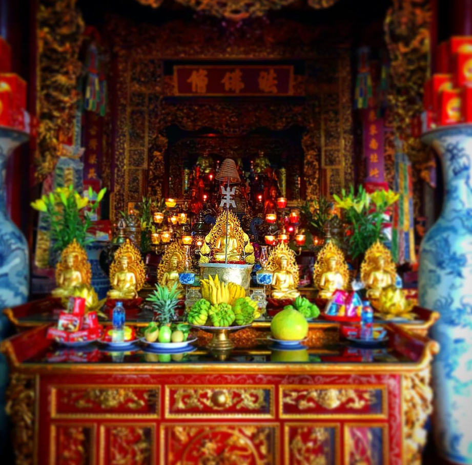 Chùa chiền và thờ cúng tổ tiên